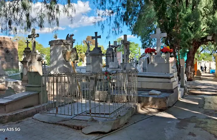 Limpian panteones por día de muertos