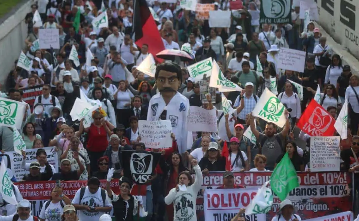 Trabajadores del IMSS se manifiestan en Ciudad de México