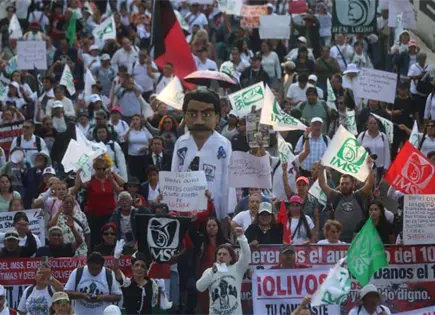 Trabajadores del IMSS se manifiestan en Ciudad de M&eacute;xico