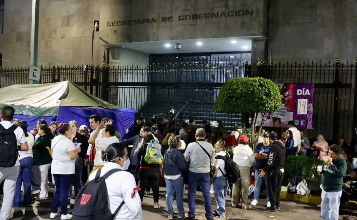 Marchan trabajadores del IMSS a Segob; exigen insumos y salida de líder sindical