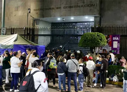 Marchan trabajadores del IMSS a Segob; exigen insumos y salida de líder sindical Marchan trabajadores del IMSS a Segob; exigen insumos y salida de líder sindical