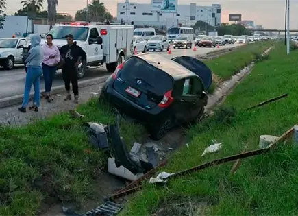 Vuelca raudo carro sobre cuneta de la ´57 Vuelca raudo carro sobre cuneta de la ´57